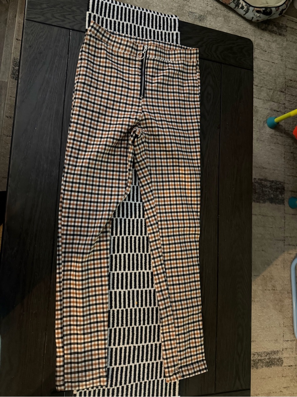 Women's rue 21 brown plaid stretch pants size medium.
